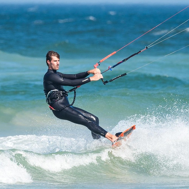 kite surfing